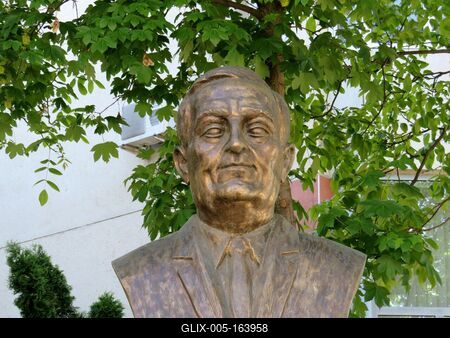 Târgu Mures (Marosvásárhely), 11 May 2017Bust of ethnographer and archeologist Aurel Filimon.Aurel Filimon (1891-1946) régész, néprajzkutató (etnográfus) mellszobra (2013).-stock-foto