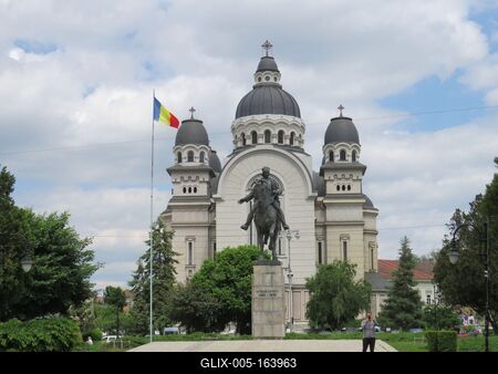 Târgu Mure? (Marosvásárhely, 10 May 2017The Orthodox Cathedral of Targu Mures. Before it the Avram Iancu monument.A marosvásárhelyi ortodox székesegyház vagy Mennybemenetel-székesegyház (XX. sz.) Elõtte az Avram Iancu (1824-1872) emlékmû, Florin Codre 1978-ban készült alkotása.-stock-foto
