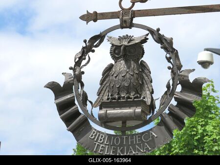 Târgu-Mureº (Marosvásárhely), 10 May 2017The Emblem wuth owl of the Teleki Library also known as Teleki-Bolyai Library and Bibliotheca Telekiana, is a historic public library and current museum in Târgu-Mureº.A Teleki Téka (Teleki–Bolyai Könyvtár) baglyos emblémája. A könyvtárat 1802-ben létesítette gróf Teleki Sámuel, Erdély kancellárja.-stock-foto