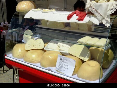 Târgu Mure? (Marosvásárhely), 11 May 2017Landing fair with cheeses.Kirakodóvásár sajtokkal.-stock-foto