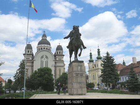 Târgu Mure? (Marosvásárhely, 10 May 2017The Orthodox Cathedral of Targu Mures. Before it the Avram Iancu monument. From the right the Saint John the Baptist Parish.A marosvásárhelyi ortodox székesegyház vagy Mennybemenetel-székesegyház (XX. sz.) Elõtte az Avram Iancu (1824-1872) emlékmû, Florin Codre 1978-ban készült alkotása. Jobbra a Keresztelõ Szent János plébánia.-stock-foto