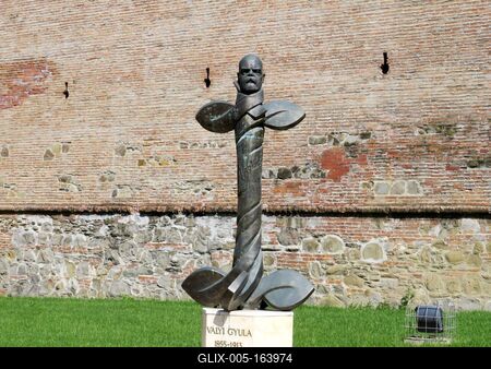 Târgu Mureº (Marosvásárhely), 10 May 2017Statue of hungarian matematician, professor Vályi Gyula.Vályi Gyula matematikus, egyetemi tanár, a kolozsvári egyetem professzorának, a Magyar Tudományos Akadémia levelezõ tagjának szobra a középkori várfal alatt. A szobor Miholcsa József 2012-ben készült alkotása.-stock-foto