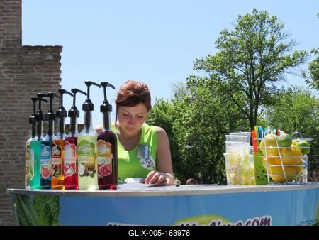 Târgu Mure? (Marosvásárhely), 11 May 2017Landing fair with drinks.Kirakodóvásár italokkal.-stock-foto