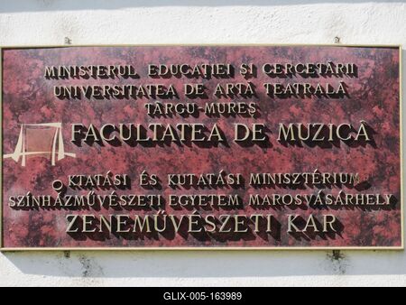 Târgu Mures (Marosvásárhely), 11 May 2017The name plate of the Music Academy of the University of Theatrical Arts.A színházmûvészeti egyetem zenemûvészeti karának táblája.-stock-foto