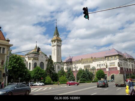 Târgu Mures (Marosvásárhely), 10 May 2017The Prefecture palace (left) and the Palace of Culture (front).A Cifra palota, a megyei közigazgatás (prefektura) tornyos épülete (balra), és a kultúrpalota (szemben).-stock-foto
