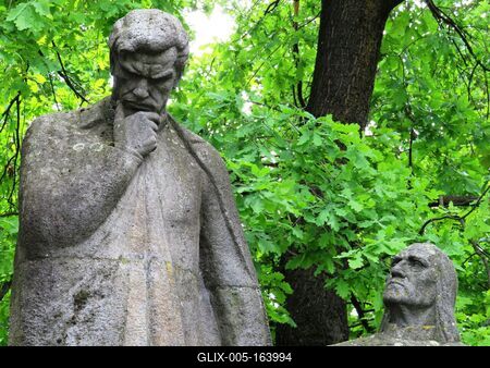Târgu Mureº (Marosvásárhely), 10 May 2017Statue of hungarian scientists Bolyai Farkas (1775-1856) and his son Bolyai János (1802-1860).A Bolyaiak szobra. Bolyai Farkas (1775-1856) és fia, Bolyai János (1802-1860). Izsák Márton és Csorvássy István alkotása 1957-bõl.-stock-foto