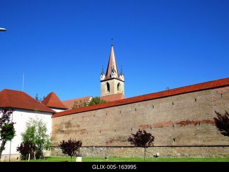Târgu Mure? (Marosvásárhely), 10 May 2017The Middle-age fortress walls and the Reformed Church tower.A középkori várfal és a református nagytemplom tornya.-stock-foto