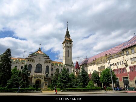 Târgu Mures (Marosvásárhely), 10 May 2017The Prefecture Palace with tower and the Palace of Culture (right).A Cifra palota, a megyei közigazgatás (prefektura) tornyos épülete, és a Kultúrpalota. Mindkettõ a XX. sz. elején épült.-stock-foto