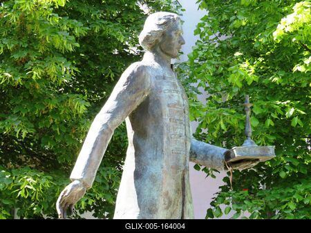 Târgu Mures (Marosvásárhely), 11 May 2017Statue of hungarian cultural manager, historian, novelist, poet, philosopher, esthete Aranka György Aranka György (1737-1817) magyar mûvelõdésszervezõ, történész, író, költõ, filozófus, esztéta szobra. Gyarmathy János 2008-ban készült alkotása.-stock-foto