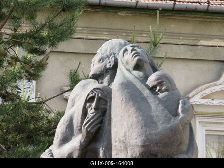 Târgu Mureº (Marosvásárhely), 10 May 2017Statue to the memory of Holocaust.Holokauszt emlékszobor. Izsák Márton alkotása 2003-ból.-stock-foto