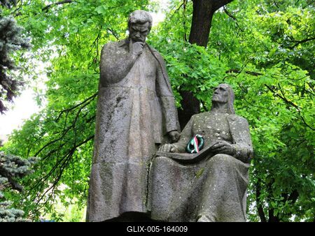 Târgu Mureº (Marosvásárhely), 10 May 2017Statue of hungarian scientists Bolyai Farkas (1775-1856) and his son Bolyai János (1802-1860).A Bolyaiak szobra. Bolyai Farkas (1775-1856) és fia, Bolyai János (1802-1860). Izsák Márton és Csorvássy István alkotása 1957-bõl.-stock-foto