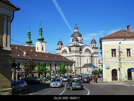 Târgu Mure? (Marosvásárhely), 10 May 2017The Petõfi Sándor street and the Ortodox Cathedral.A Petõfi Sándor utca és az ortodox katedrális.-stock-foto