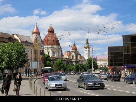 Târgu Mures (Marosvásárhely, 10 May 2017The Victory Square and the Annunciation orthodox Church (left), the Prefecture tower (right).A Gyõzelem tér (Piata Victoriei) és az Angyali Üdvözlet (Buna Vestire) ortodox templom (XX. sz.) balra, és a  közigazgatási palota tornya jobbra.-stock-foto