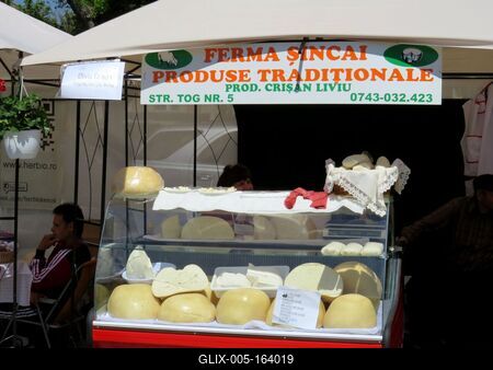 Târgu Mure? (Marosvásárhely), 11 May 2017Landing fair with cheeses.Kirakodóvásár sajtokkal.-stock-foto