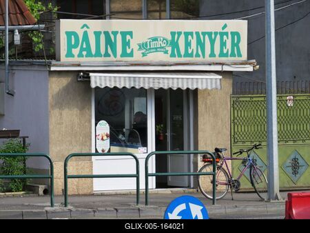 Târgu Mures (Marosvásárhely), 10 May 2017Bakery with hungarian and romanian subtitles.Pékség, magyar és román felirattal.-stock-foto