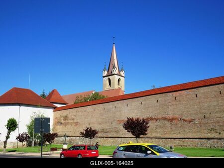 Târgu Mure? (Marosvásárhely), 10 May 2017The Middle-age fortress walls and the Reformed Church tower.A középkori várfal és a református nagytemplom tornya.-stock-foto