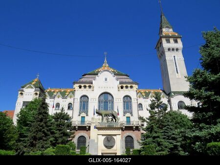 Târgu Mures (Marosvásárhely), 11 May 2017The Palace of the Prefecture with the statue of Latinity.A Cifra palota, a megyei közigazgatási palota (prefektura) épülete (XX. sz. eleje). Elõtte a latinitás szobor (Romulus és Remus a farkassal).-stock-foto