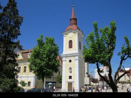 Târgu Mures (Marosvásárhely, 11 May 2017The Main Square and the Franciscans' Church.A Fõ tér és a Barátok Temploma. A XVIII. sz-ban épült Ferences kolostor megmaradt része.-stock-foto