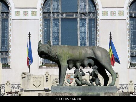 Târgu Mures (Marosvásárhely), 11 May 2017The statue of Latinity at the Palace of the Prefecture.A  latinitás szobor (Romulus és Remus a farkassal) a Cifra palota, a megyei közigazgatási palota (prefektura) elõtt. A szobor 1924-ben készült.-stock-foto