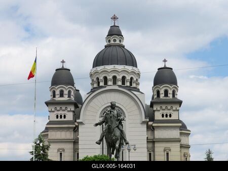 Târgu Mure? (Marosvásárhely, 10 May 2017The Orthodox Cathedral of Targu Mures. Before it the Avram Iancu monument.A marosvásárhelyi ortodox székesegyház vagy Mennybemenetel-székesegyház (XX. sz.) Elõtte az Avram Iancu (1824-1872) emlékmû, Florin Codre 1978-ban készült alkotása.-stock-foto