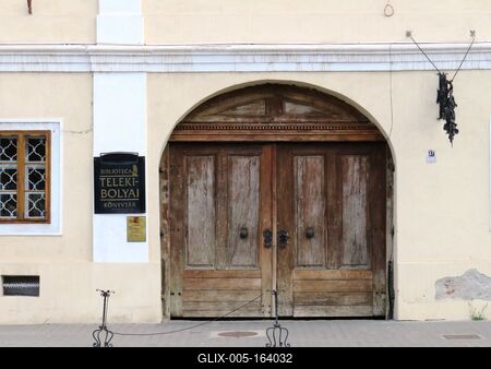 Târgu-Mureº (Marosvásárhely), 10 May 2017The Entry of the Teleki Library also known as Teleki-Bolyai Library and Bibliotheca Telekiana, is a historic public library and current museum in Târgu-Mureº.A Teleki Téka (Teleki–Bolyai Könyvtár) kapuja. A könyvtárat 1802-ben létesítette gróf Teleki Sámuel, Erdély kancellárja.-stock-foto