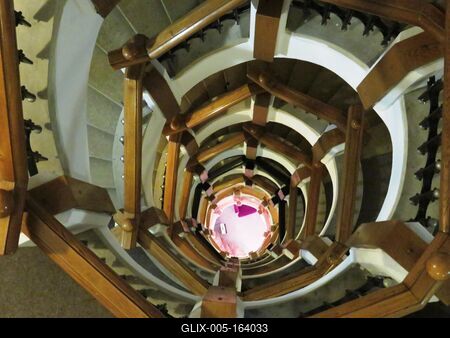 Târgu Mure? (Marosvásárhely), 11 May 2017Spiral staircase.Lépcsõház csigalépcsõvel.-stock-foto