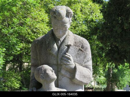 Târgu Mure? (Marosvásárhely),10 May 2017Statue of teacher and worker movement dirigent of Mures Valley, Simó Géza at his garve in the calvinist cemetery of Targu Mures.Simó Géza (1870-1946)  tanár, a marosvölgyi munkásmozgalom vezéregyéniségének szobra sírján, a marosvásárhelyi református temetõben.-stock-foto