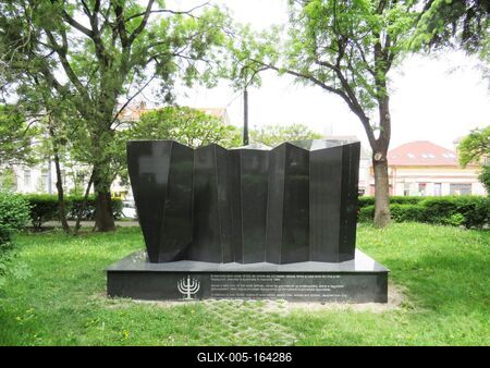 Cluj-Napoca (Kolozsvár), 9 May 2017Monument at the memory of the 18 thousabd jews of Cluj-Napoca deported to Auschwitz in May-June 1944.Az 1944. május-júniusban Auschwitzba deportált 18 ezer kolozsvári zsidó tiszteletére állított emlékmû.-stock-foto