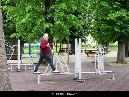 Cluj-Napoca (Kolozsvár), 9 May 2017Open Air fitness equipments in the Central Park.Szabad ég alatti edzõgépek a Központi Parkban.-stock-foto