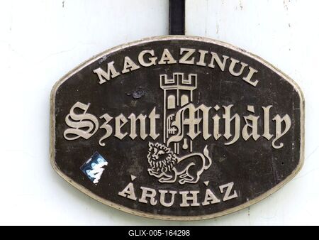 Cluj-Napoca (Kolozsvár), 9 May 2017The bilingual Romanian-Hungarian name plate of St. Michael's store.A Szent Mihály áruház kétnyelvû, román-magyar névtáblája.-stock-foto