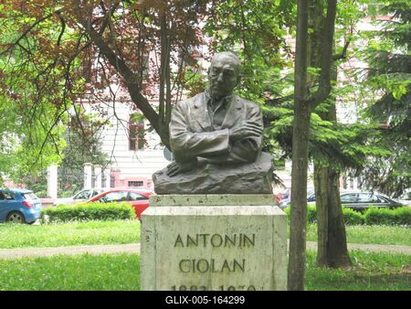 Cluj-Napoca (Kolozsvár), 9 May 2017Bust of conductor Antonin Ciolan.Antonin Ciolan (1883-1970) román karmester mellszobra. Ion Irimescu alkotása.-stock-foto