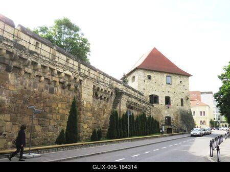 Cluj-Napoca (Kolozsvár), 9 May 2017The Medieval castle walls and the Szabók bastion.A Szabók bástyája és a várfal. XV. sz.-stock-foto