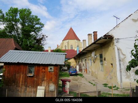 Cluj-Napoca (Kolozsvár), 9 May 2017Old garden, behind the Calvinist Cathedra.Régi udvar, mögötte a Farkas utcai református templom.-stock-foto