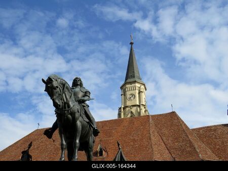 Cluj-Napoca (Kolozsvár), 9 May 2017The St. Michael Church and the Monument of King Mathias.A Szent Mihály templom (1487) és a Mátyás király emlékmû. A szobor Fadrusz János alkotása 1902-bõl.-stock-foto