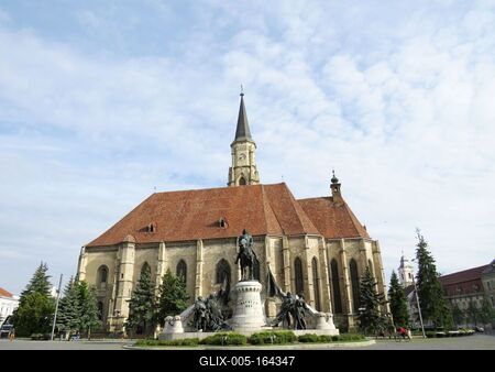 Cluj-Napoca (Kolozsvár), 9 May 2017The St. Michael Church and the Monument of King Mathias.A Szent Mihály templom (1487) és a Mátyás király emlékmû. A szobor Fadrusz János alkotása 1902-bõl.-stock-foto