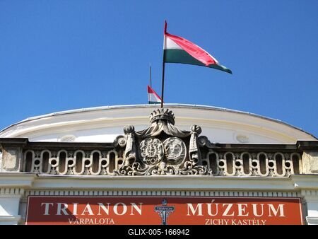 Várpalota, 2015. szeptember 22.A Trianon múzeum felirata a Zichy kastély épületének homlokzatán.-stock-foto