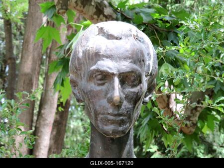 Bust of Hungarian poet Radnóti Miklós-stock-foto