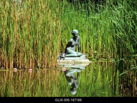 Siitting girl statue - Margaret Island - Budapest-stock-foto