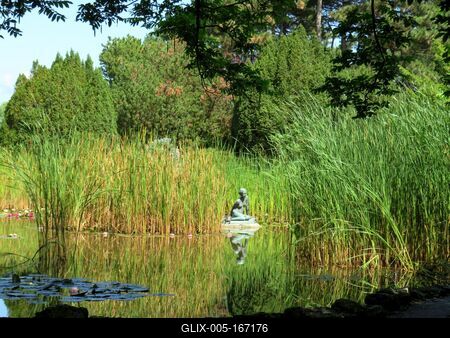 Sitting girl statue - Margaret Island - Budapest-stock-foto