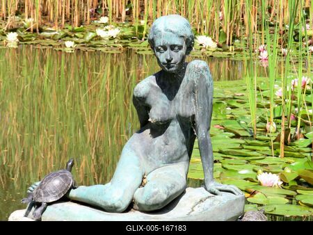 Sitrting girl statue - Turtles - Margaret Island lake-stock-foto