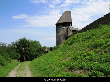 Nógrád Castle Tower and Tourist road-stock-foto