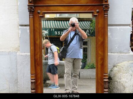 Man photographing himself in a mirror-stock-foto