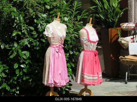 Tyrolean womens's clothes - Aiustria-stock-foto