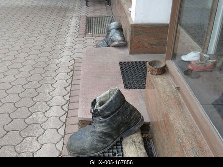 Giant shoes - Cpobbler shop - Austria-stock-foto