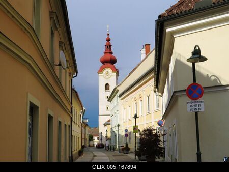 Völkermarkt - Street  and Church-stock-foto