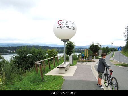 Kid with bicycle - Klopeiner Lake - Austria-stock-foto