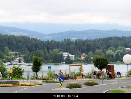 Hikers - Klopeiner lake - Austria-stock-foto
