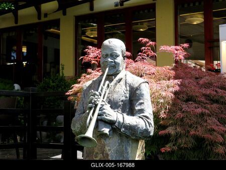 Bánk, 13 May 2018Statue of Louis Armstrong, jazz trumpetist, singer, band leader, one of the greatest and most famous figures of jazz history at the Lake of Bánk (Northern Hungary).Louis Armstrong (1901-1971) dzsessztrombitás, énekes, zenekarvezetõ, a dzsessztörténet egyik legnagyobb és legismertebb alakjának szobra a Bánki-tó partján. Alkotója: Gyõrfy Lajos (2004).-stock-foto
