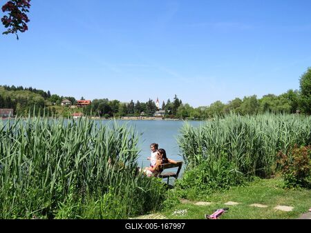 Bánk, 13 May 2018Sunbathing Mother and little Girl at the Lake of Bánk.Napozó anya kislányával a Bánki-tó partján.-stock-foto