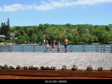 Bánk, 13 May 2018Family watching the Lake of Bánk (Northern Hungary).Család a Bánki-tó partján.-stock-foto
